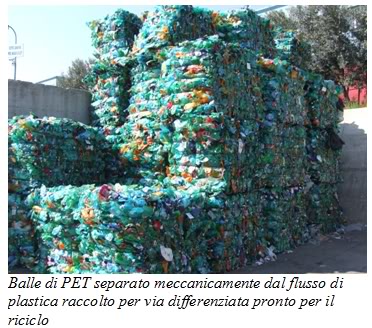 Balle di PET separato meccanicamente dal flusso di plastica raccolto per via differenziata pronto per il riciclo