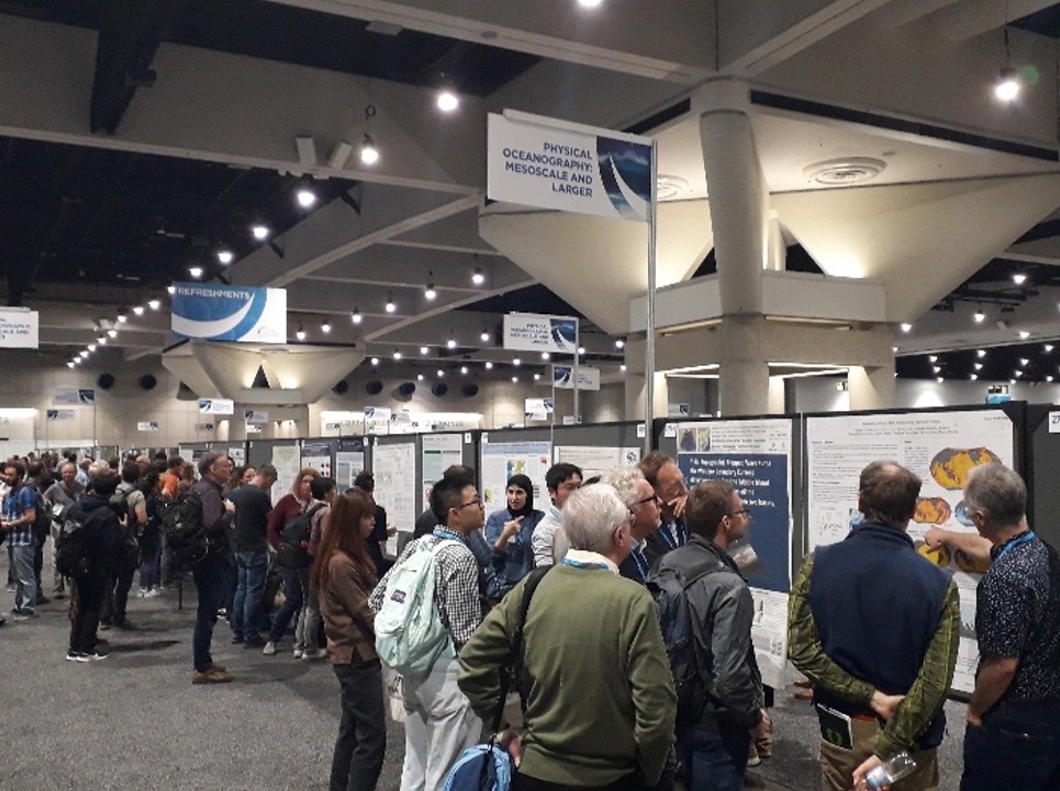 Scienziati davanti a posters di una confernza scientifica